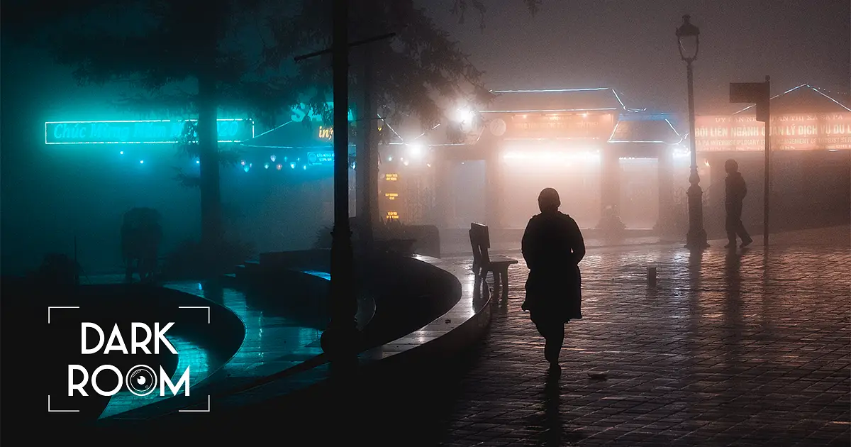 Sapa in der Nacht: Nebel und Neonlicht